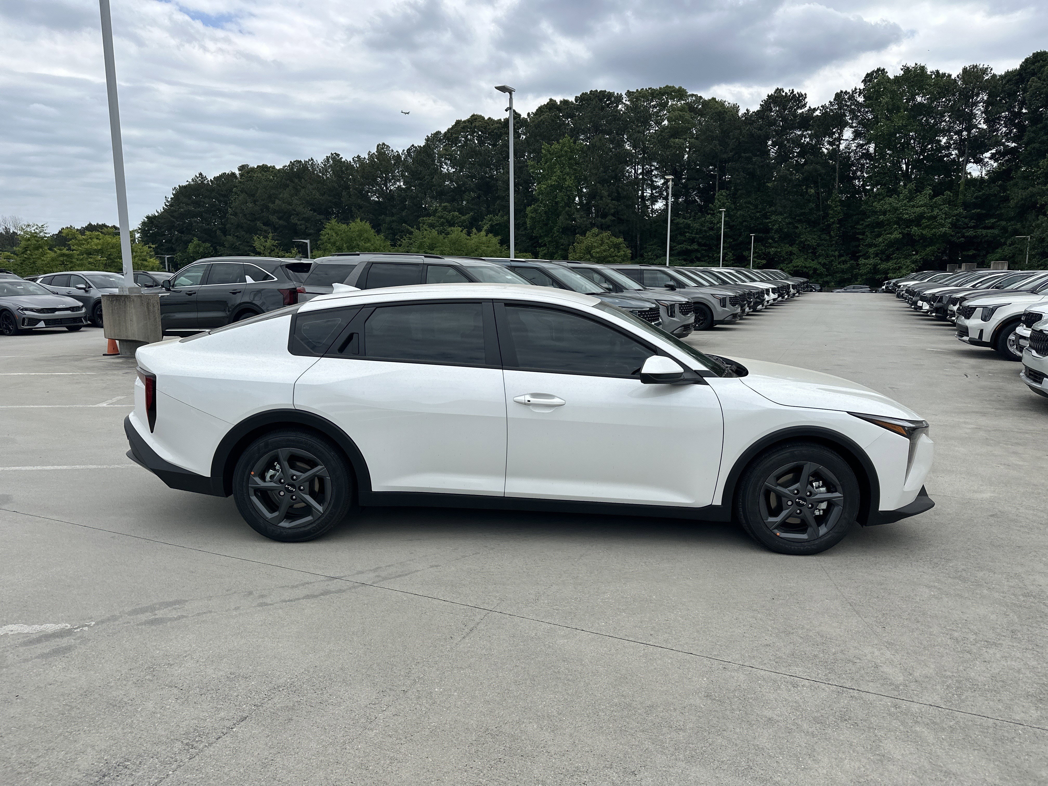New 2026 Snow White Pearl Kia LXS image 5