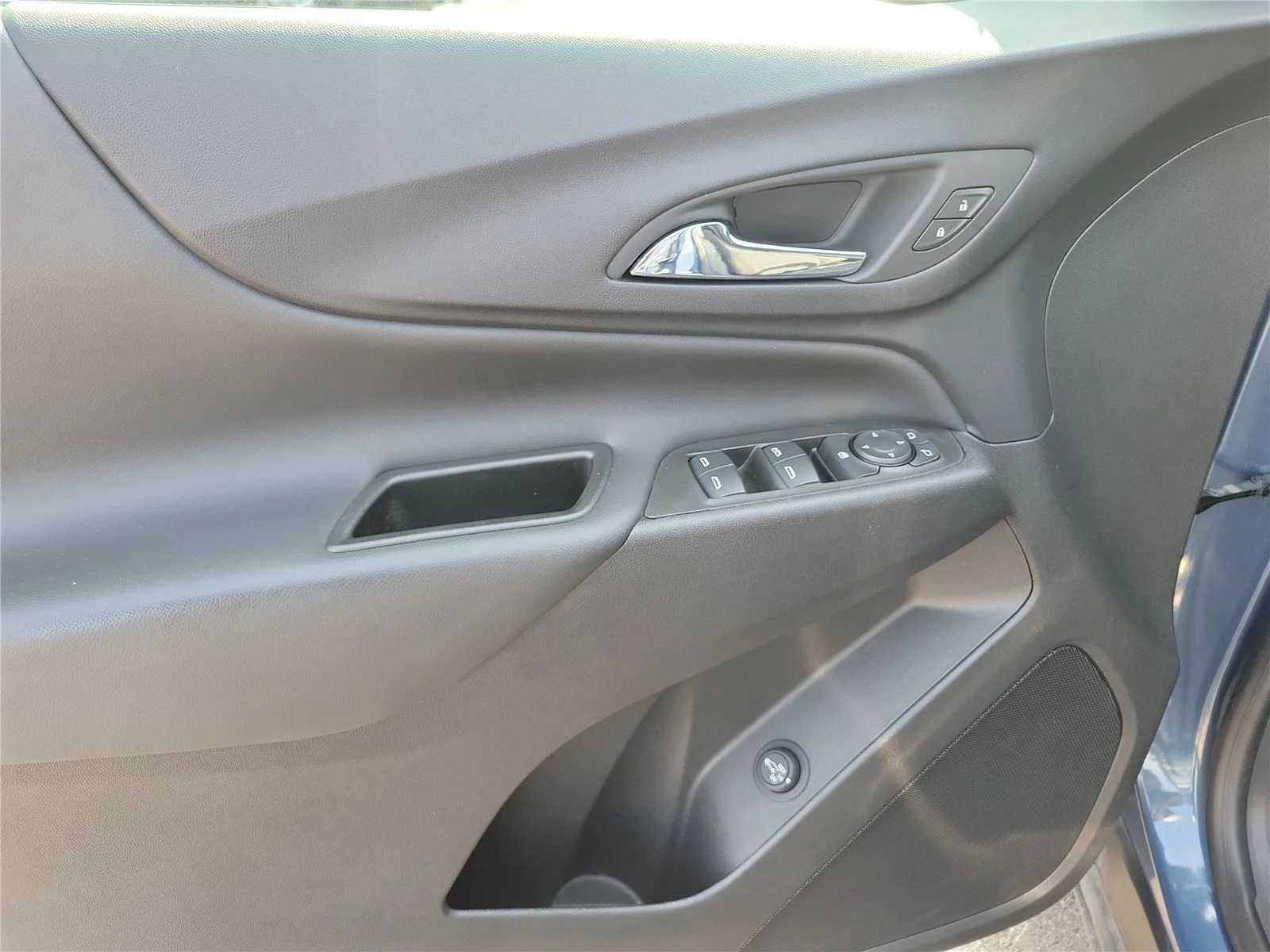 Used 2024 Lakeshore Blue Metallic Chevrolet LT image 18