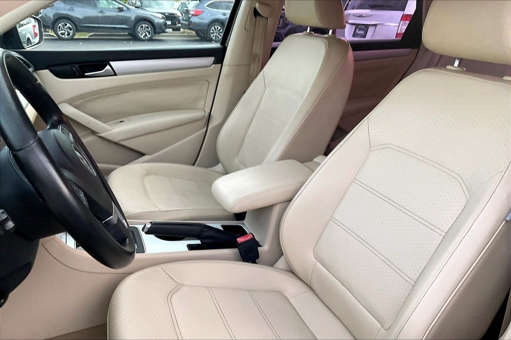 Used 2013 Red Volkswagen 2.5 SE image 28
