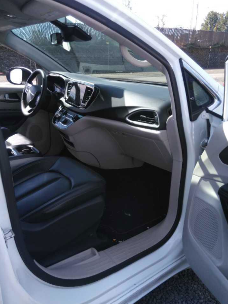 Used 2023 White Chrysler Touring L image 5