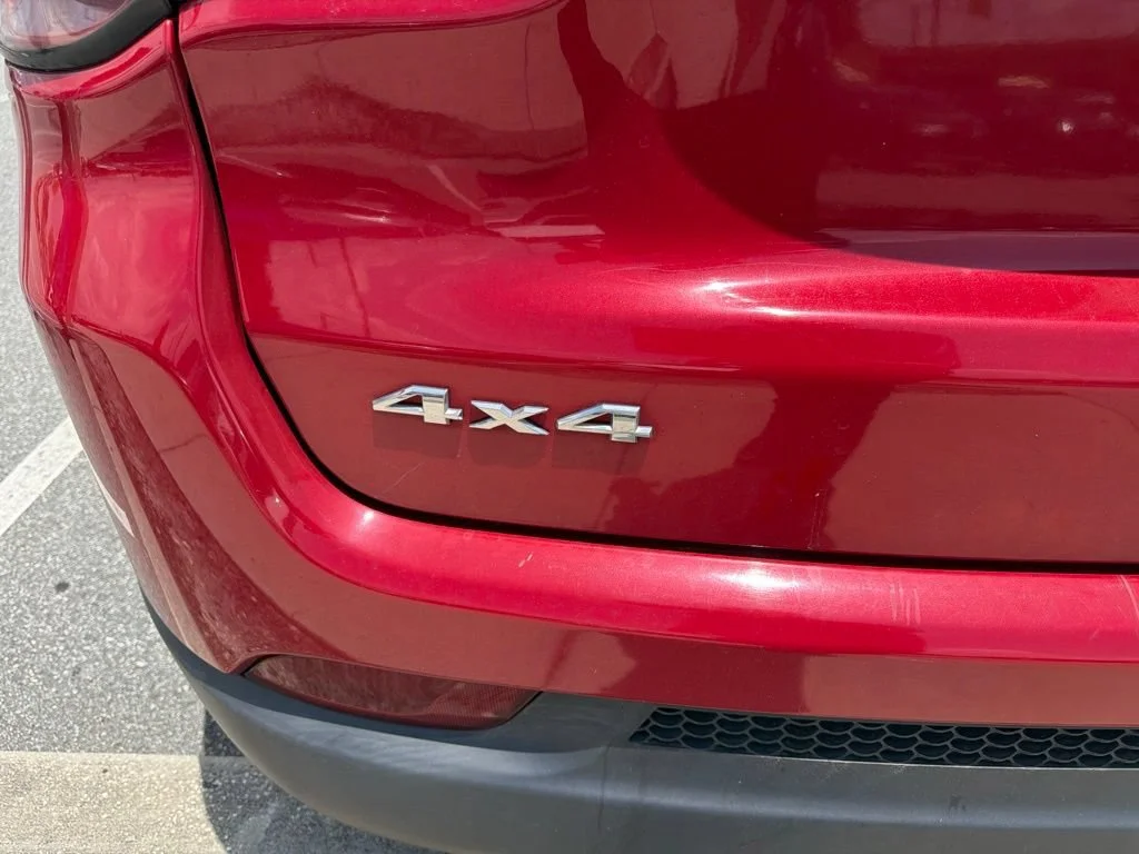 Used 2018 Red Jeep Latitude 4x4 image 5