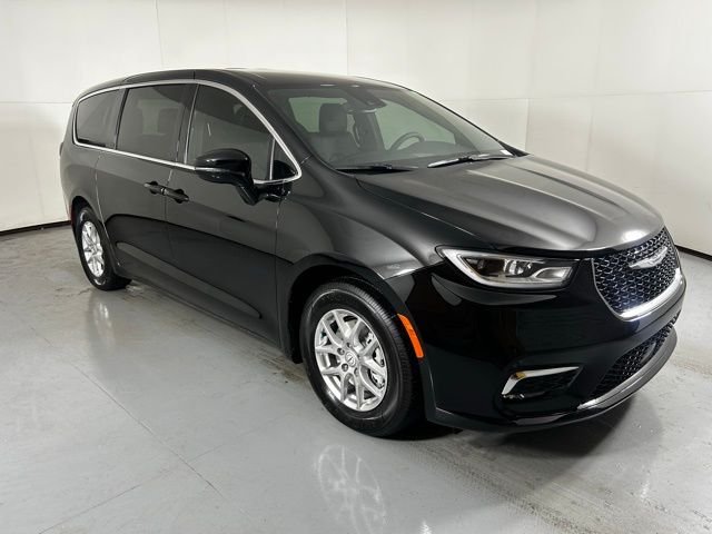 New 2026 Diamond Black Crystal Pearl-Coat Exterior Paint Chrysler Select image 2