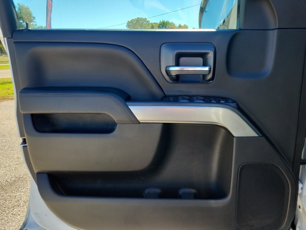 Used 2018 SUMMIT WHITE Chevrolet LT image 16