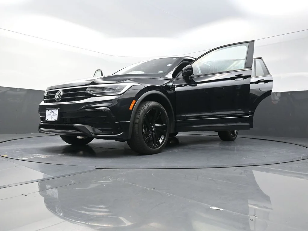 Used 2024 Black Volkswagen 2.0T SE R-Line Black image 31