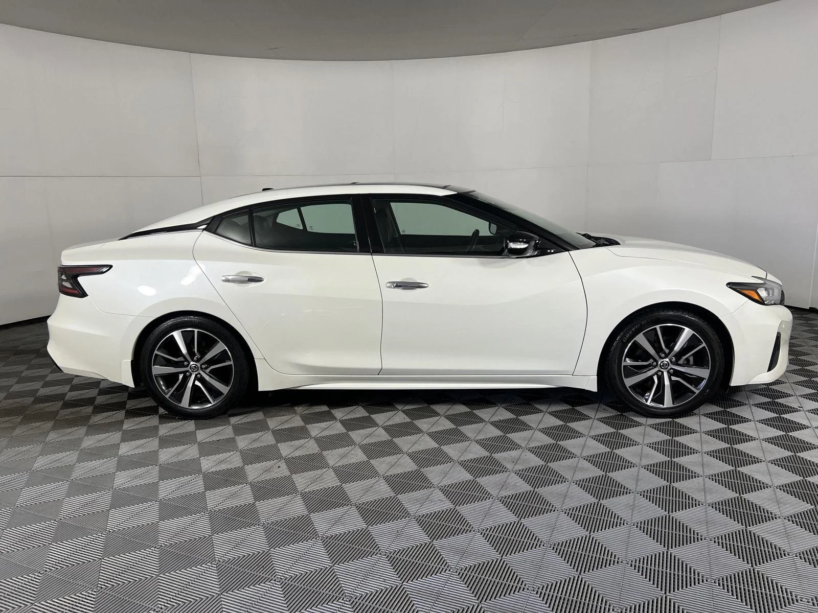 Used 2020 Pearl White Tricoat Nissan SL image 11