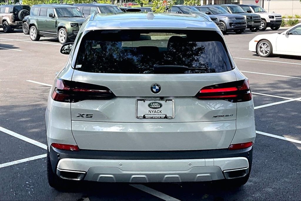 Used 2025 White BMW xDrive40i image 4