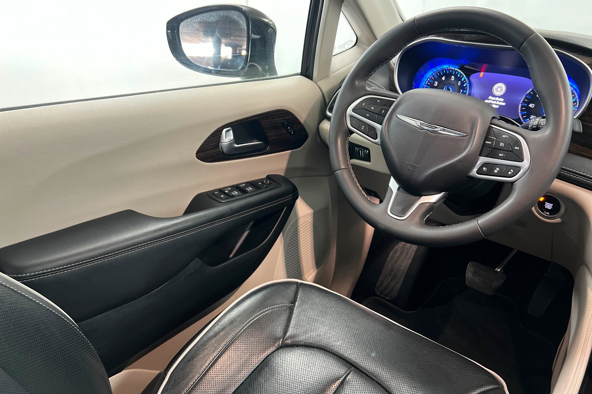 2023 Chrysler Pacifica Limited - Photo 11