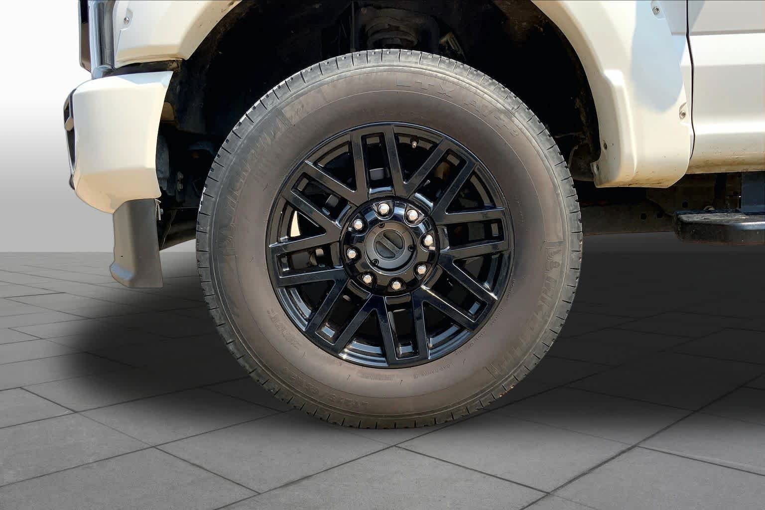 Used 2020 Star White Metallic Tri-Coat Ford LARIAT image 11