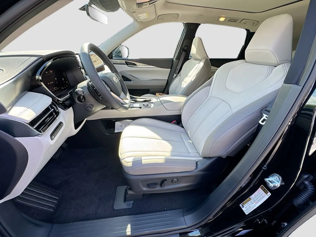 Used 2027 Black INFINITI LUXE image 23