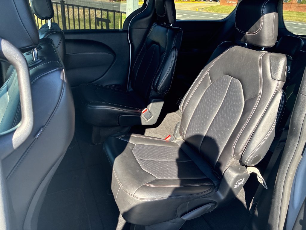 Used 2025 White Chrysler Select image 18