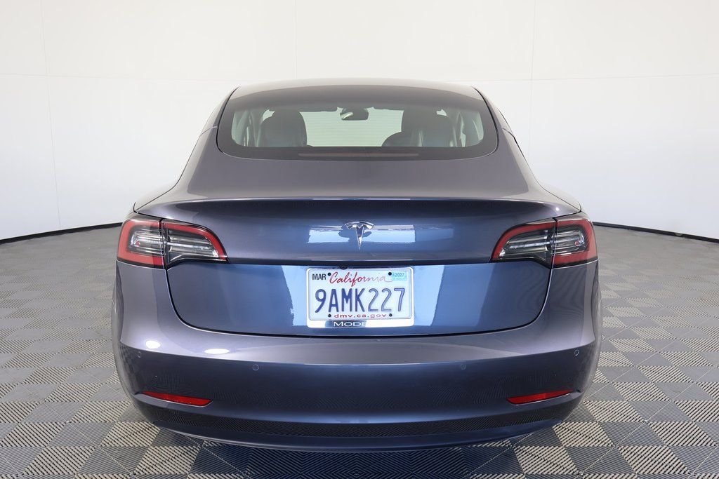 Used 2022  Tesla Base image 5