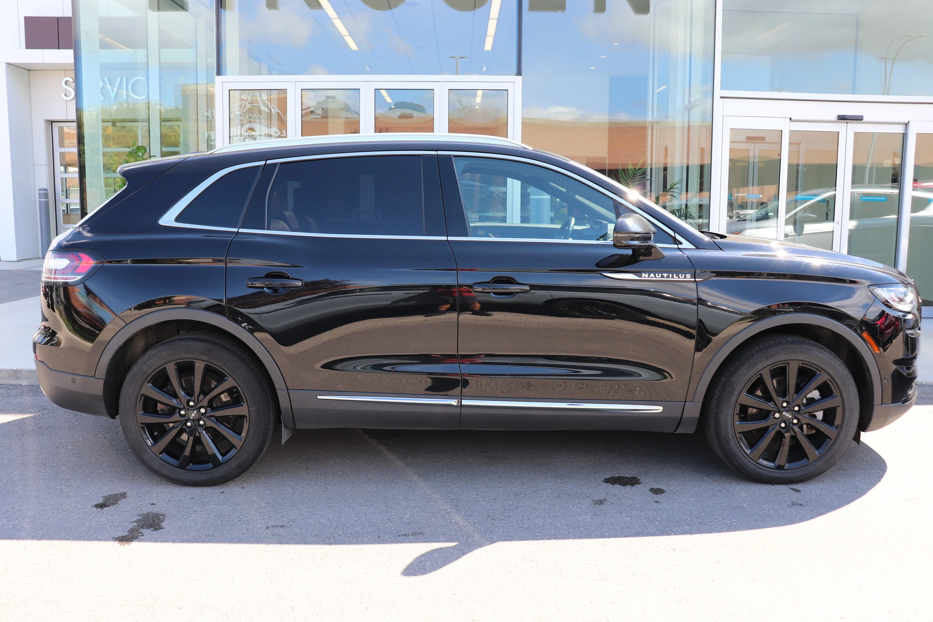 Used 2023 Black Lincoln Reserve image 3