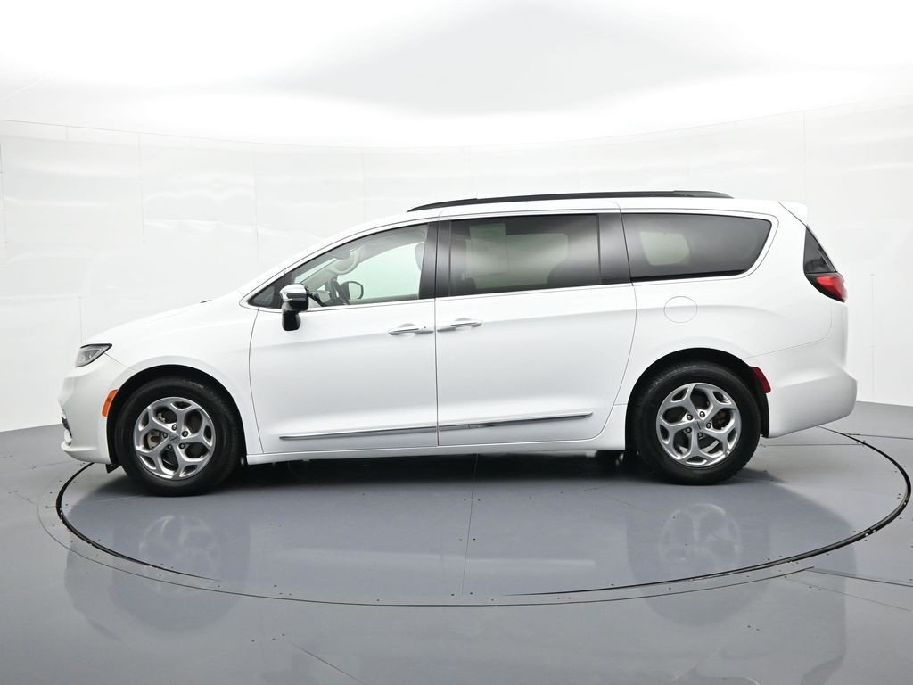 Used 2023 Bright White Clearcoat Chrysler Limited FWD image 9