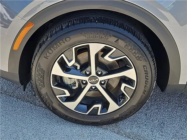 Used 2025 Gravity Gray KIA EX Front-Wheel Drive image 8