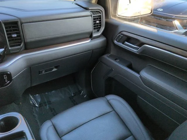 Used 2025 White GMC SLT image 17