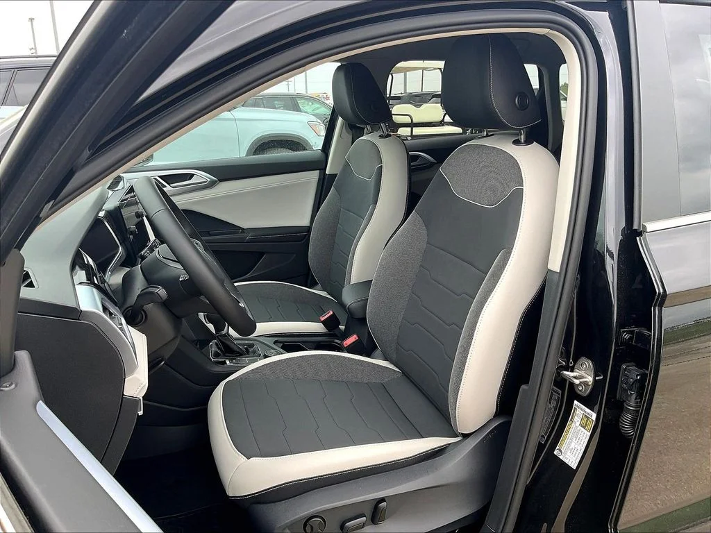 New 2026 Black Volkswagen 1.5T SE image 9