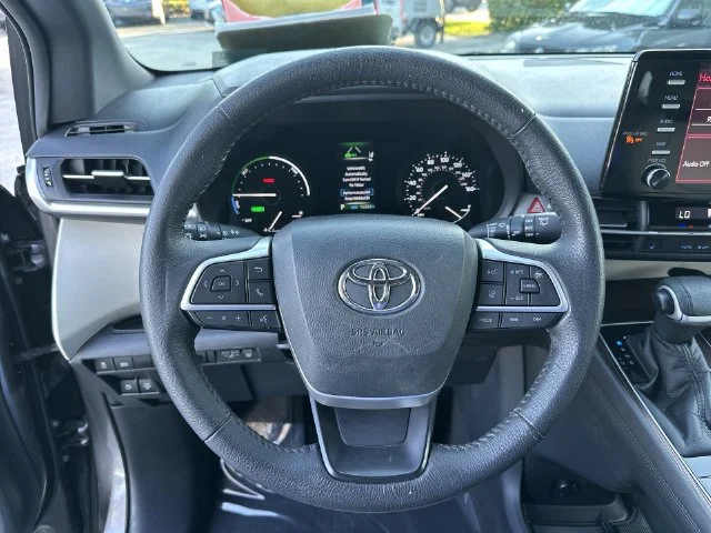 2021 Toyota Sienna XLE - Photo 14