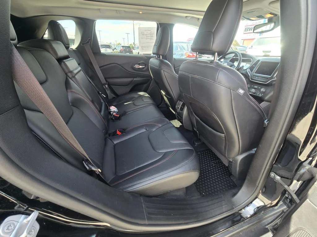 Used 2019 Diamond Black Jeep Trailhawk image 11