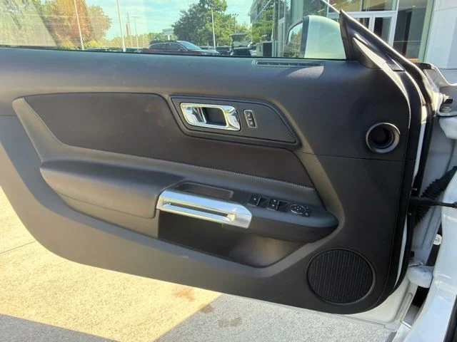 Used 2016 White Ford V6 image 11