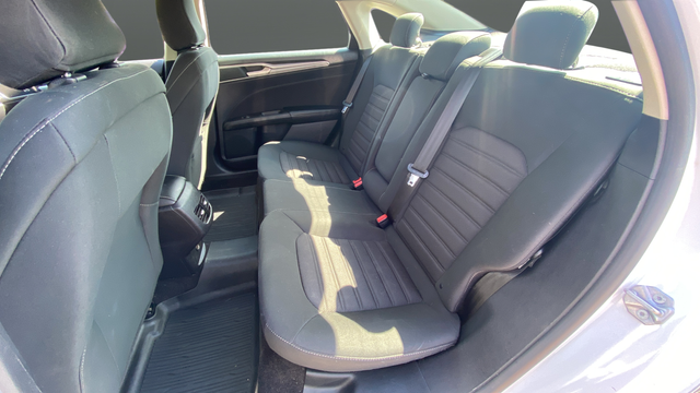 Used 2020 Oxford White Ford SE image 23