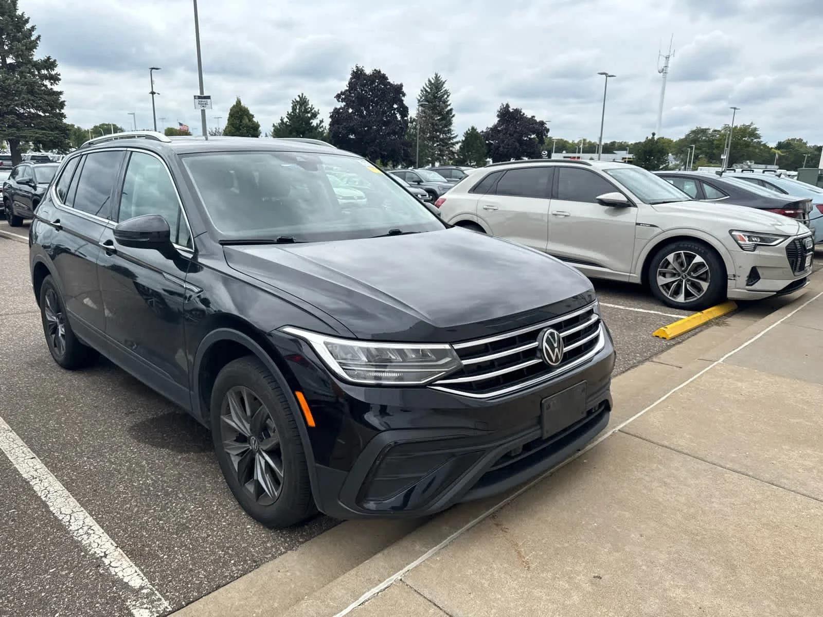Used 2023 Volkswagen Tiguan SE with VIN 3VVNB7AXXPM074216 for sale in Brooklyn Center, Minnesota