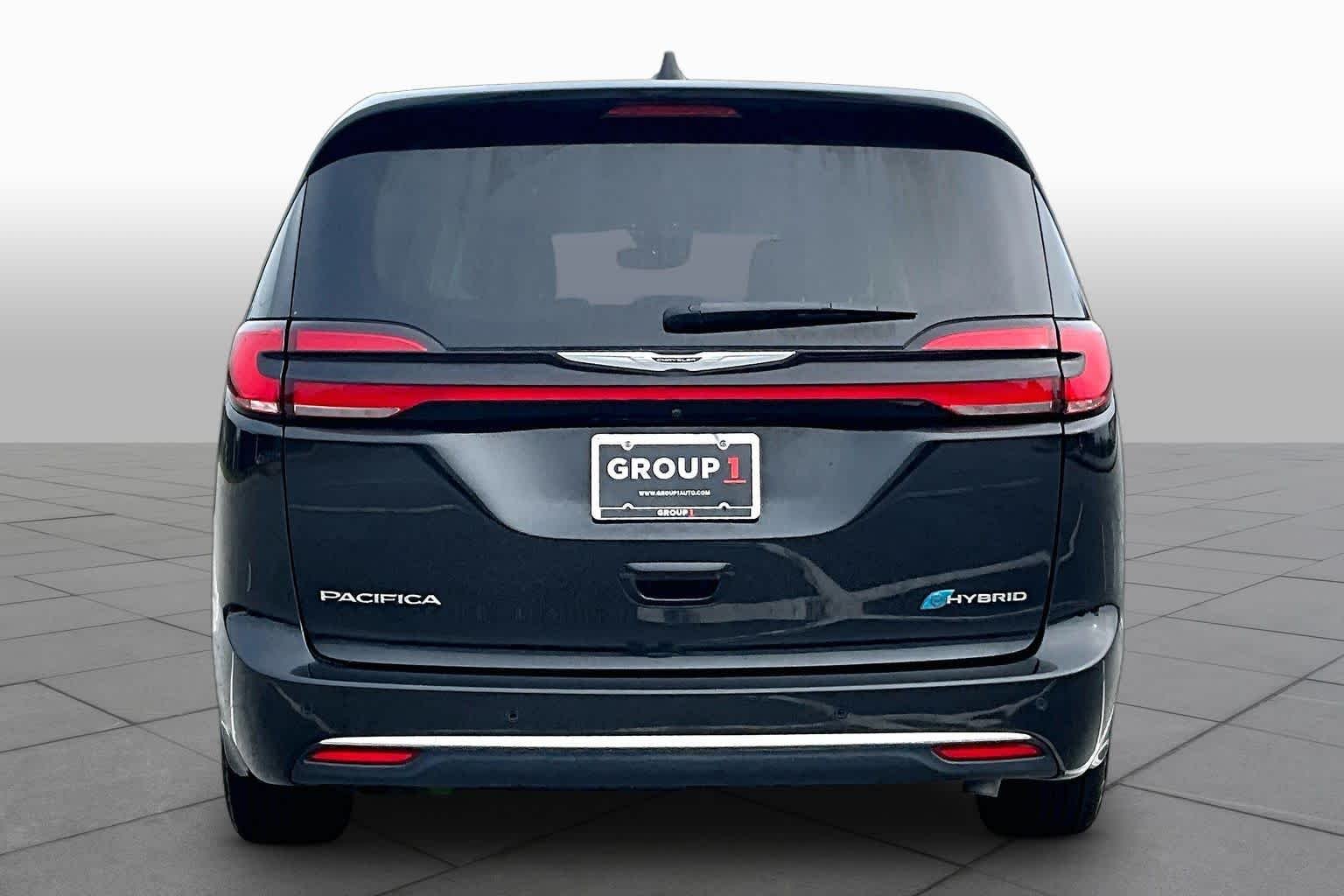 Used 2024 Brilliant Black Crystal Pearlcoat Chrysler Hybrid Select image 5