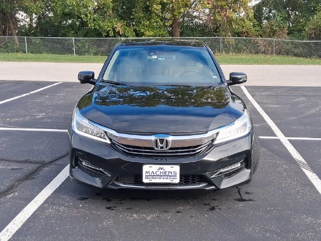 Used 2017  Honda Touring image 9