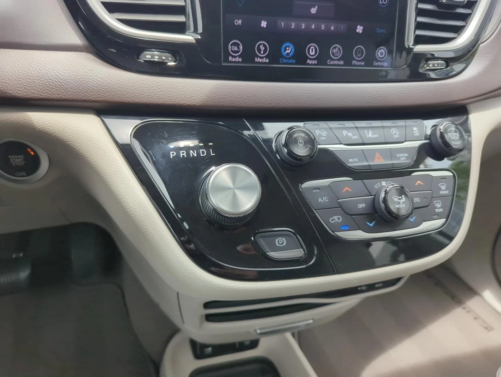 Used 2018 Brilliant Black Crystal Pearlcoat Chrysler Touring L image 7
