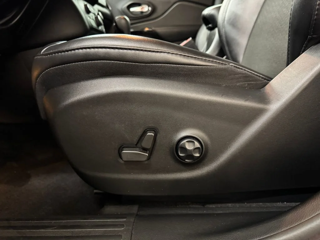 Used 2021 Red Jeep Altitude image 15
