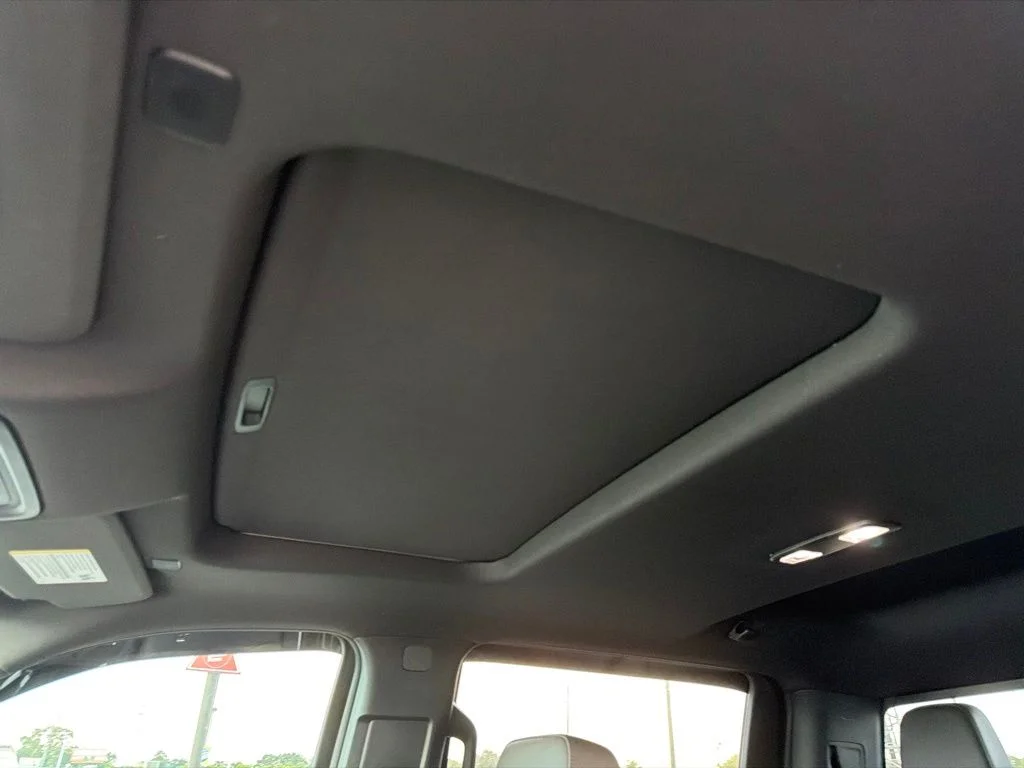 Used 2025 White GMC AT4 image 18