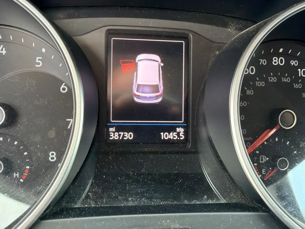 Used 2020  Volkswagen 2.0T SE image 6