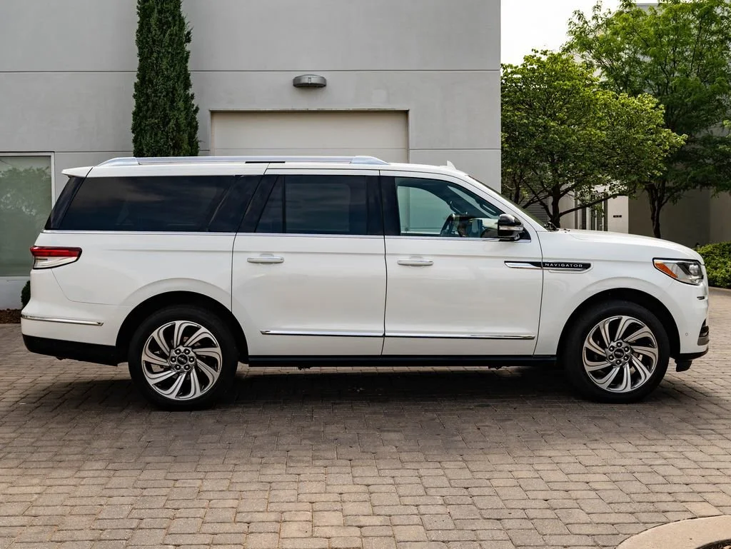 Used 2023 Pristine White Metallic Tri-Coat Lincoln Reserve image 11