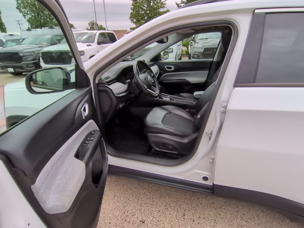 Used 2022 White Jeep Latitude image 48