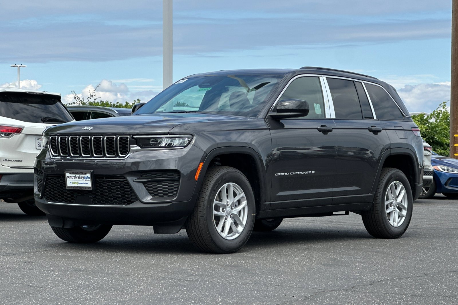 New 2026 Baltic Gray Metallic Clearcoat Jeep Laredo image 8
