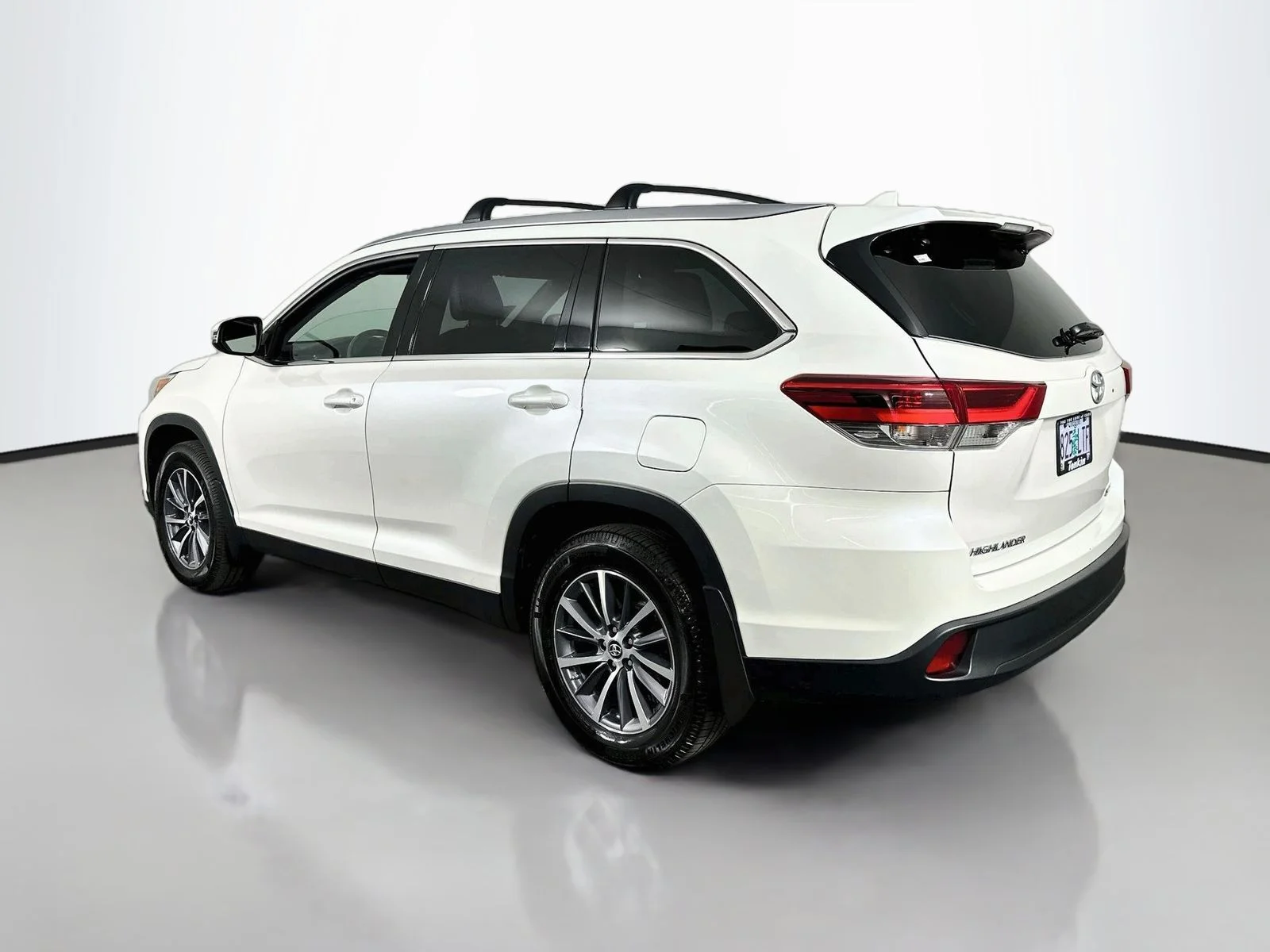 Used 2019 White Toyota XLE image 5