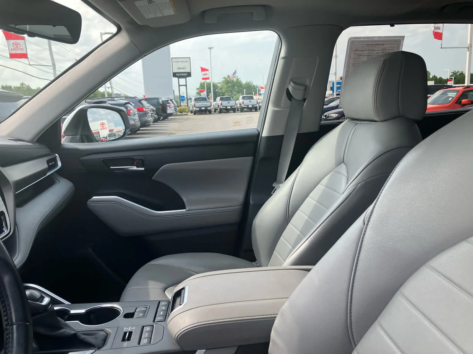 Used 2020 Blizzard Pearl Toyota XLE image 10