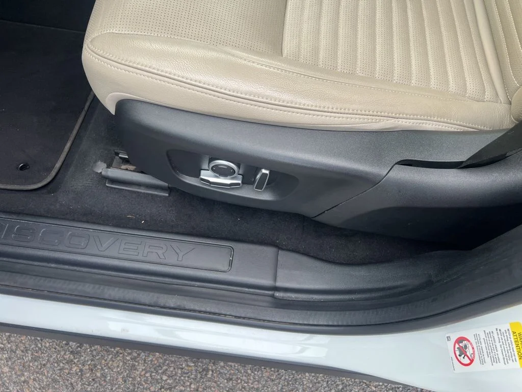 Used 2021 White Land Rover SE image 13