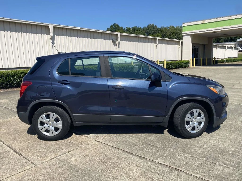 Used 2018 Blue Chevrolet LS image 2