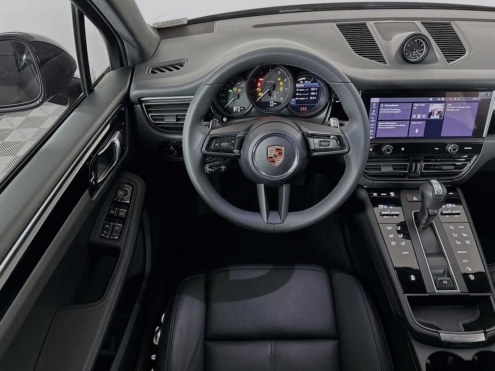 2025 Porsche Macan T - Photo 25