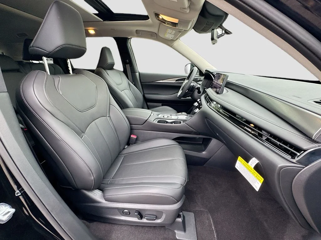 Used 2027 Black INFINITI LUXE image 32