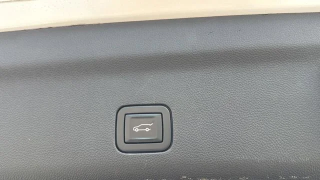 Used 2021 IRIDESCENT PEARL TRICOAT Chevrolet High Country image 33