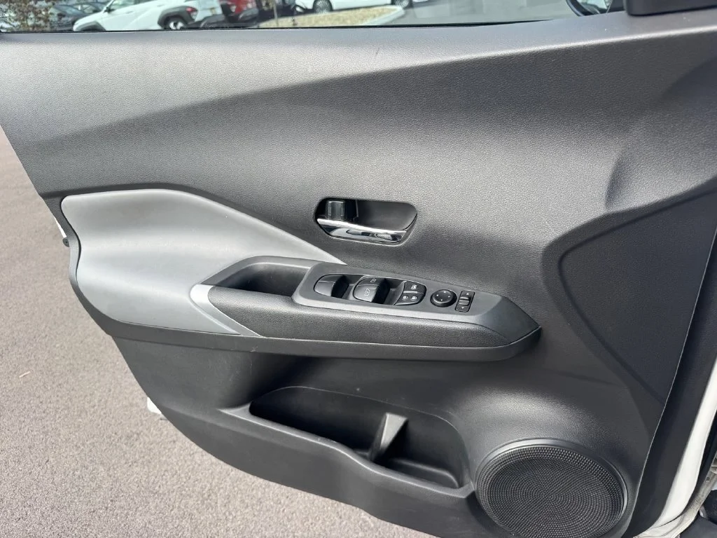 Used 2021 White Nissan SR image 18