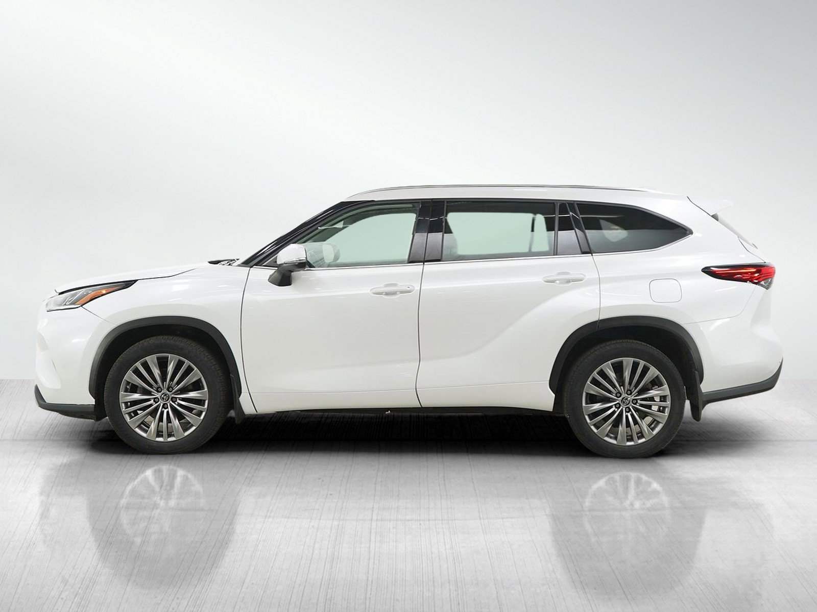 Used 2022 Toyota Highlander Limited with VIN 5TDFZRBH4NS171233 for sale in Burnsville, Minnesota