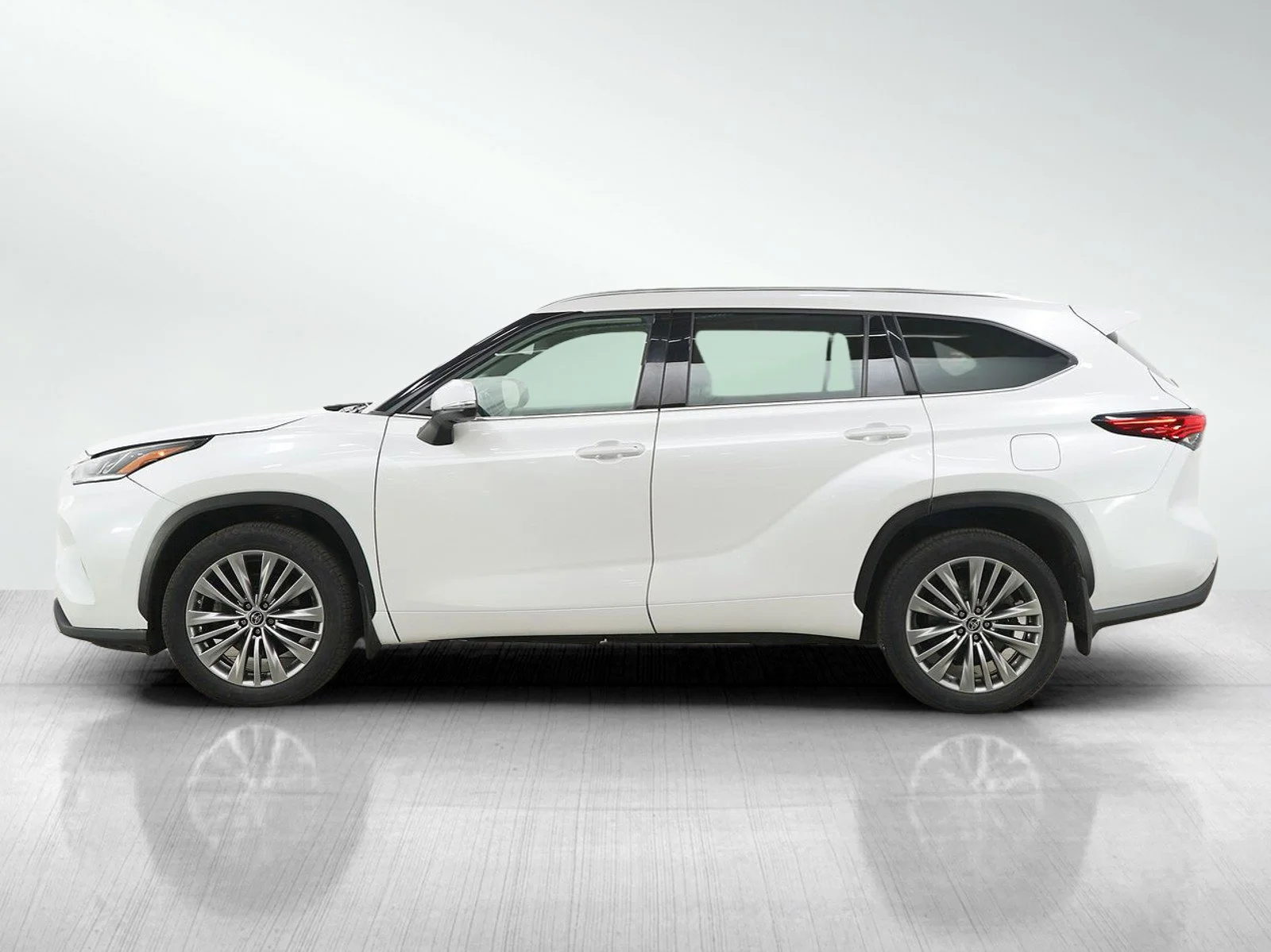 Used 2022 Toyota Highlander Limited with VIN 5TDFZRBH4NS171233 for sale in Burnsville, Minnesota