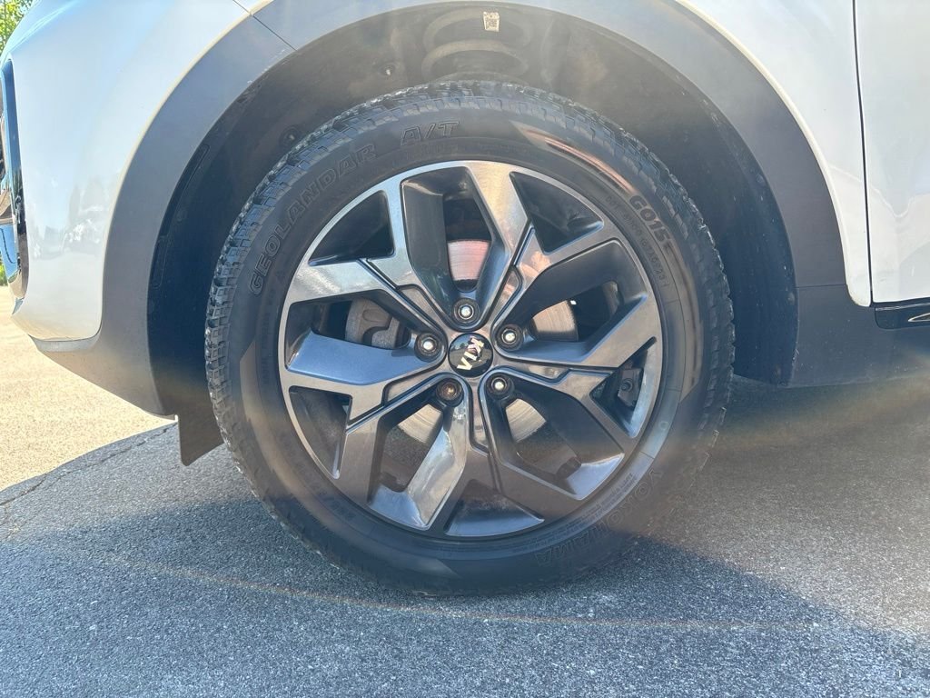 Used 2020 White Kia S image 9