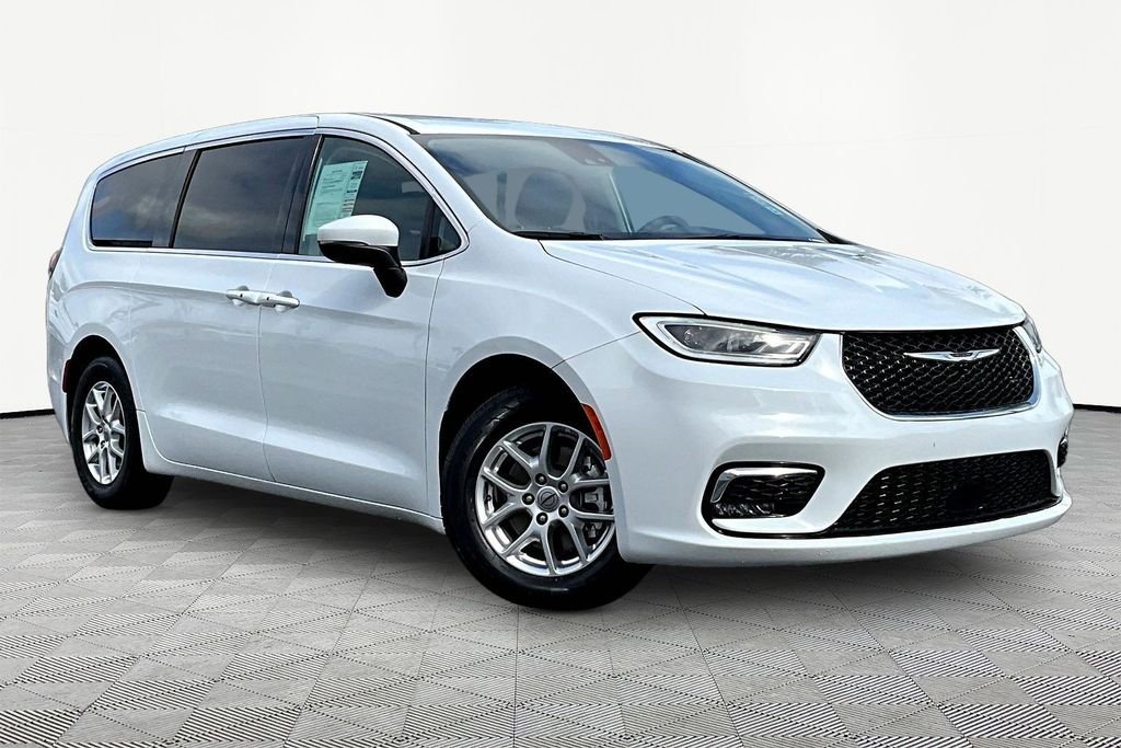 2023 Chrysler Pacifica Touring L's photo