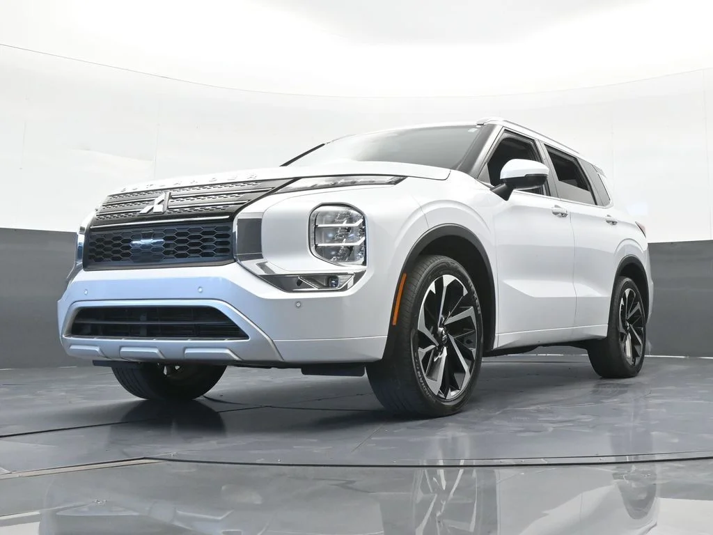 Used 2024 White Mitsubishi SEL image 59