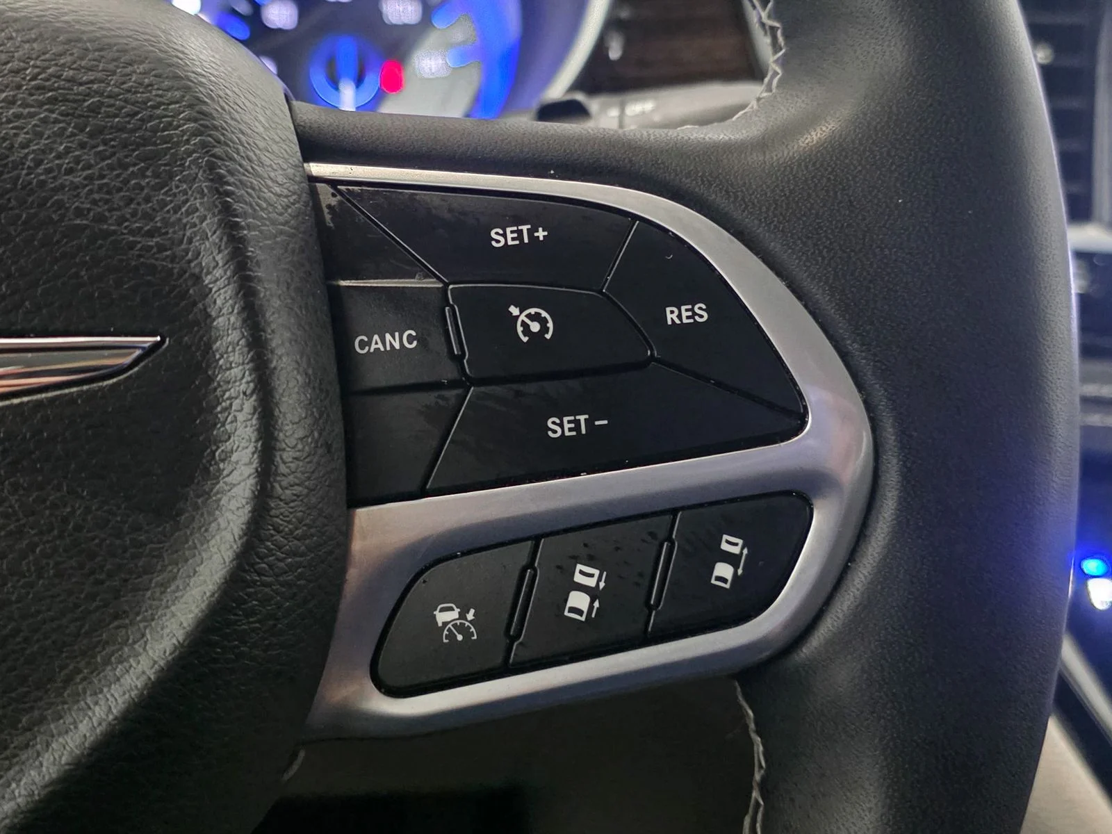 Used 2023 White Chrysler Limited image 41