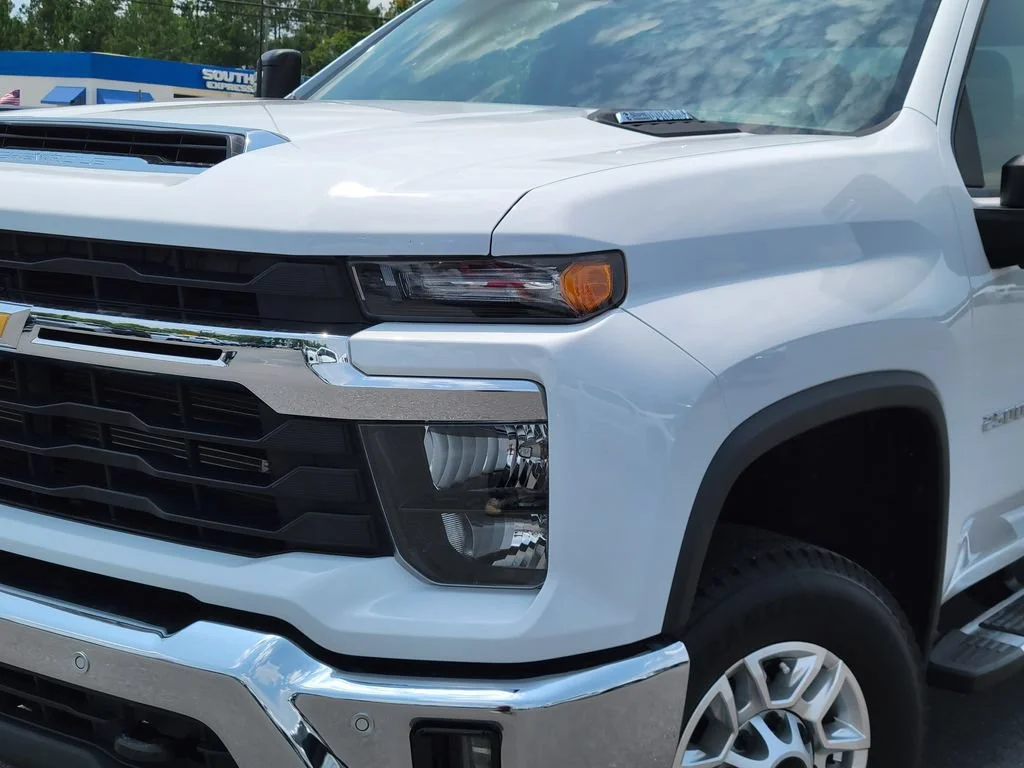 Used 2025 Summit White Chevrolet LT image 9