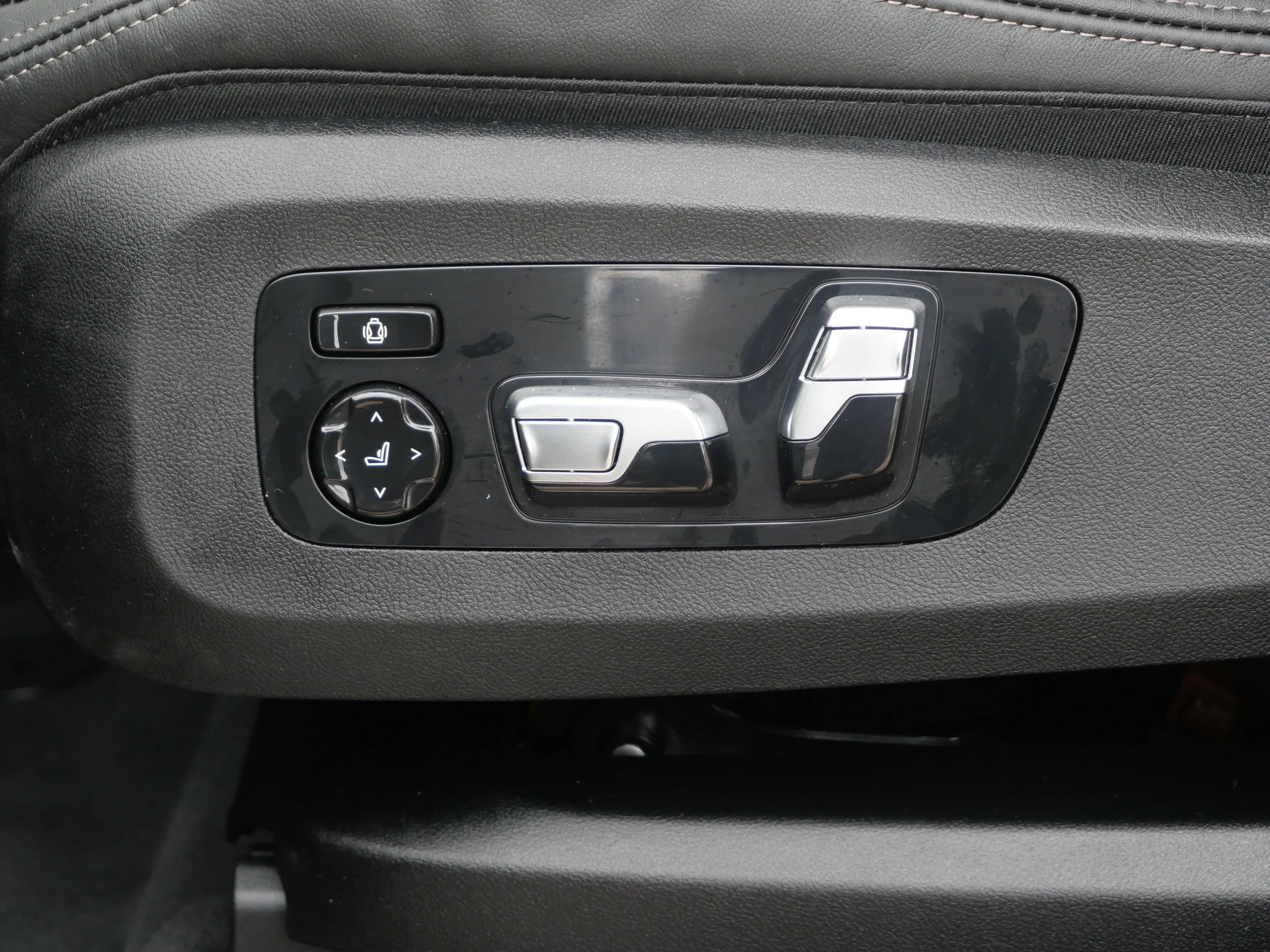 Used 2026 Carbon Black Metallic BMW xDrive40i image 14
